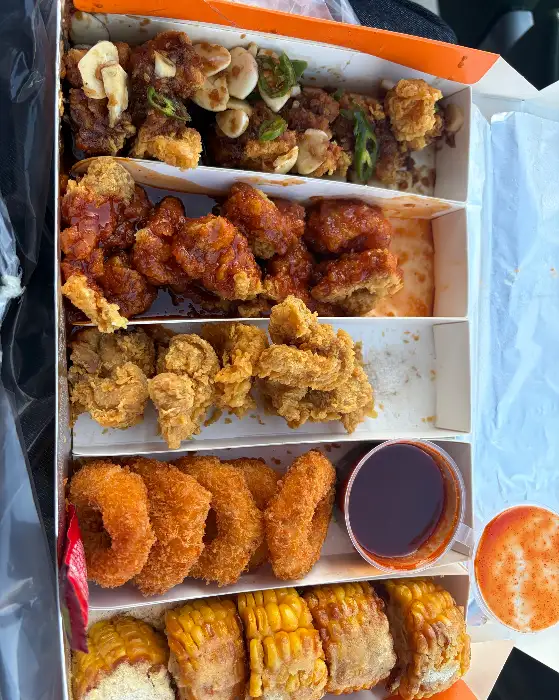 다섯 가지 맛 치킨이 담긴 박스