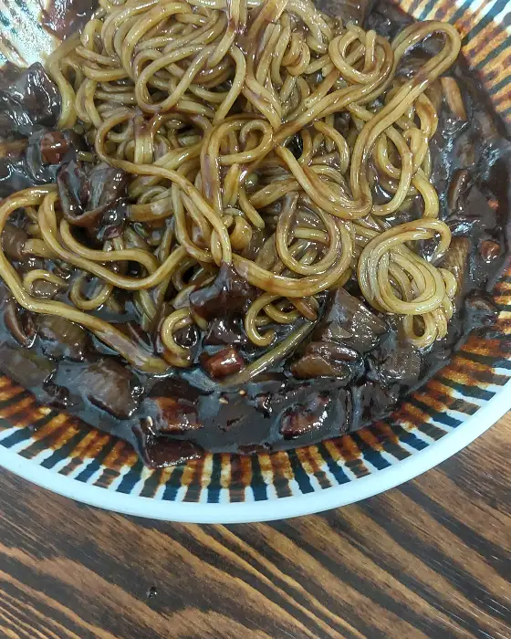 윤기 좌르르 흐르는 짜장면