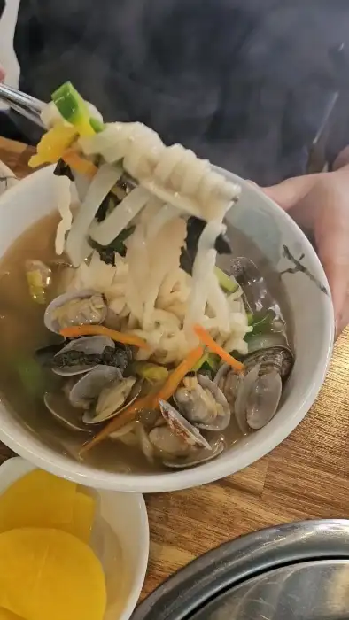 장칼국수 한 젓가락