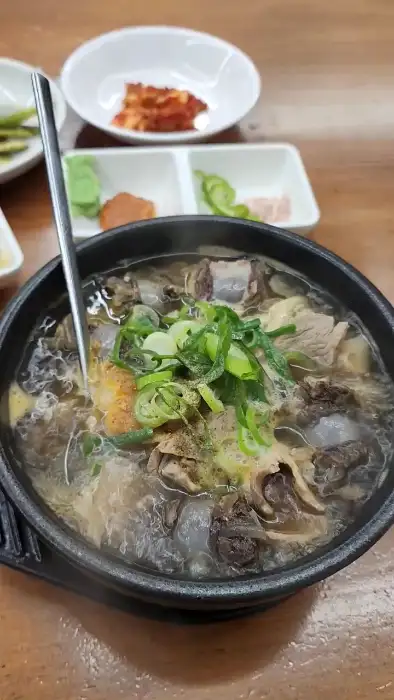 맑은 국물의 돼지국밥