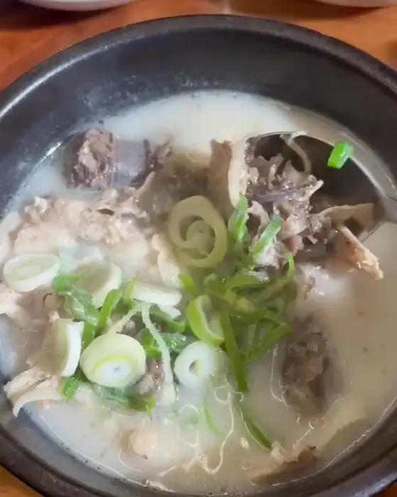 뽀얀 국물의 돼지국밥
