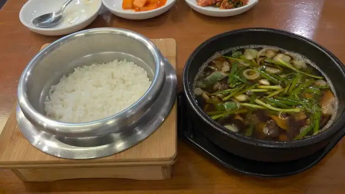 국밥 속 푸짐한 고기와 내장