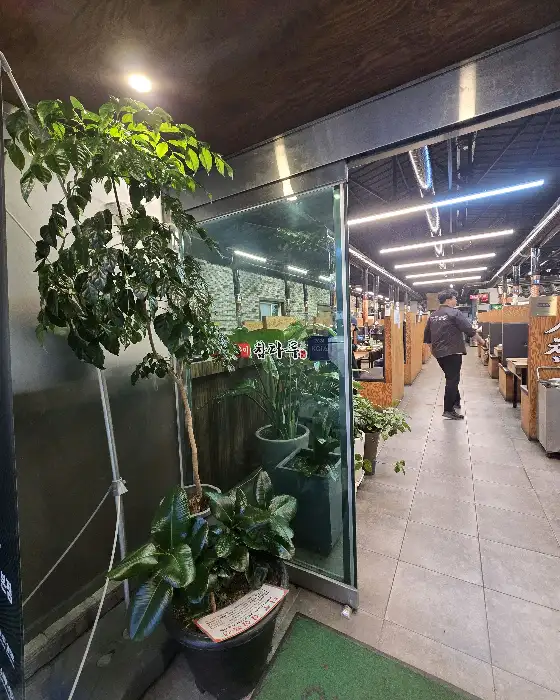 숯불구이와 곁들임 반찬