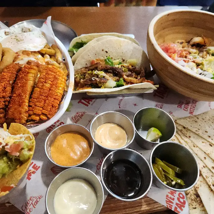 맛있게 차려진 타코와 프레쉬보울 사진