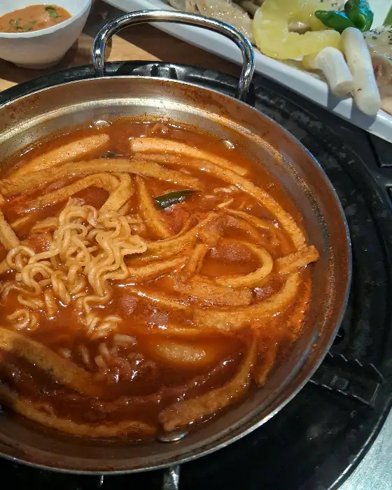 푸짐하게 담긴 곱창 요리