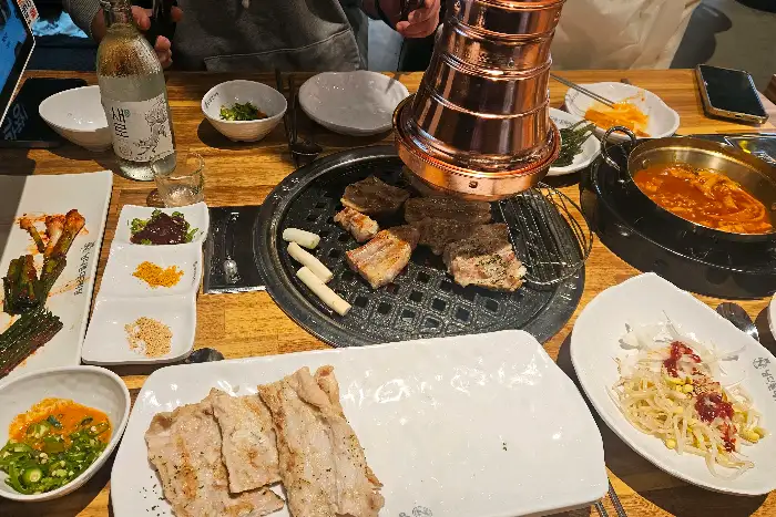 테이블 위에 차려진 다양한 고기 요리