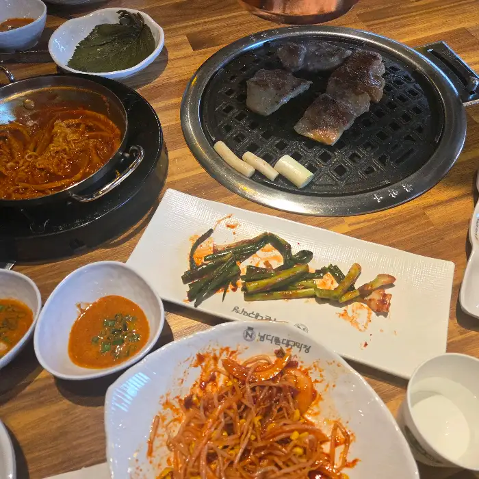 그릴 위에 구워지고 있는 고기 조각들