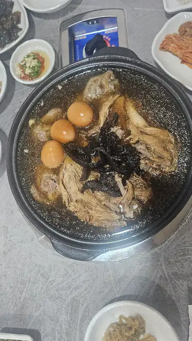 김천 능삼이네 식당 전경 사진. 솥이 놓여 있고, 그 위에 능이백숙이 푸짐하게 담겨 있다.