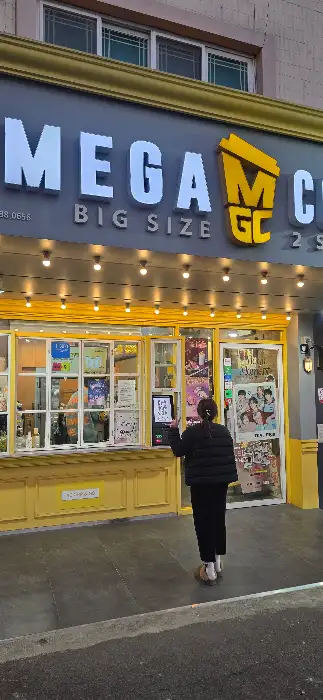 다양한 음료와 매장 내부 모습