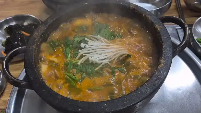 다양한 재료가 담긴 매운탕