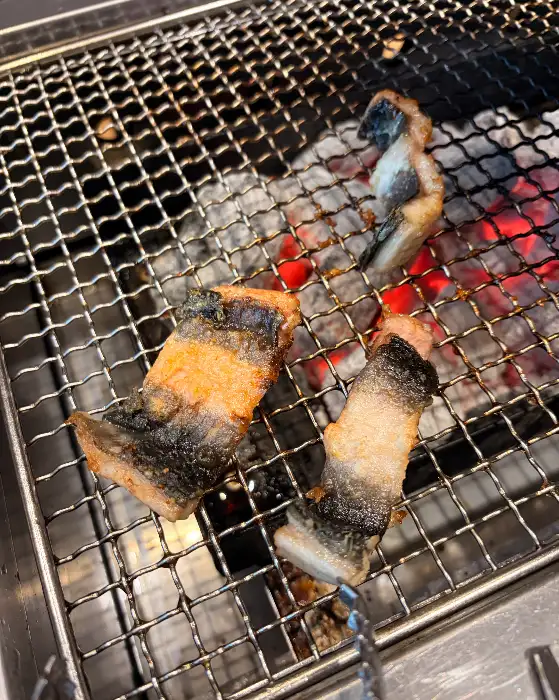 숯불 위에서 구워지는 소고기