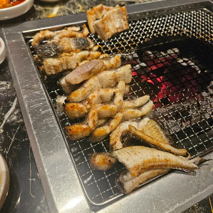 직원이 장어를 굽고 있는 모습
