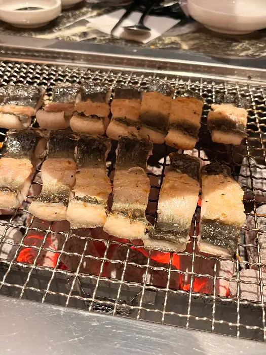 장어 조각들이 숯불 위에서 익어가고 있는 모습