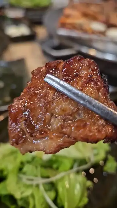잘 구워진 갈비 한 점