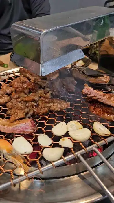 숯불 위에서 구워지는 왕갈비와 마늘