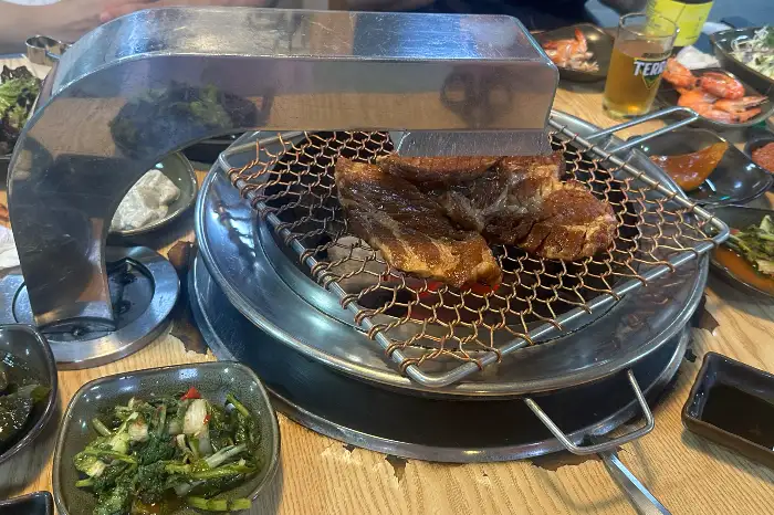 갈비와 마늘이 함께 구워지는 모습