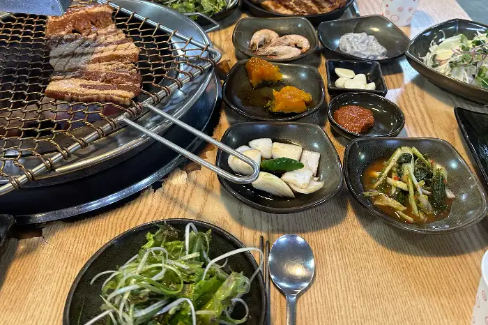 다양한 곁들임 찬들과 함께 나온 갈비