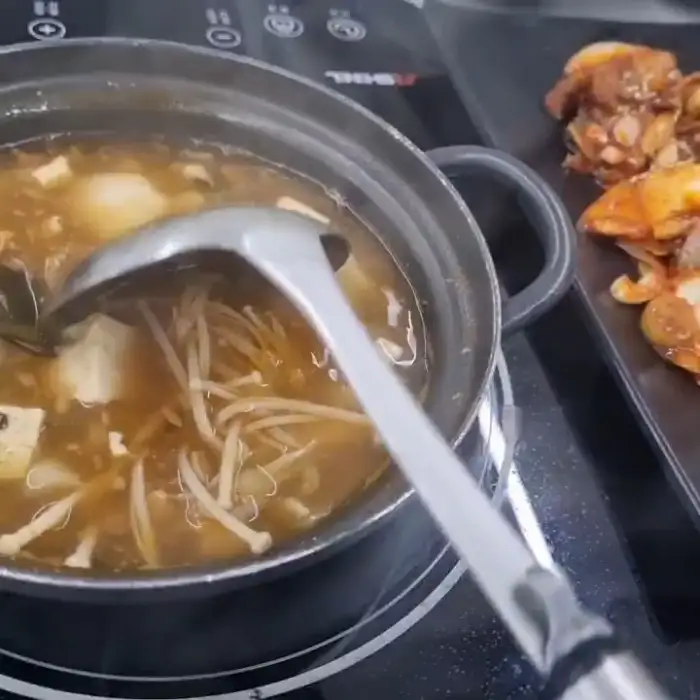 김치찌개로 추정되는 탕 요리가 끓고 있는 모습