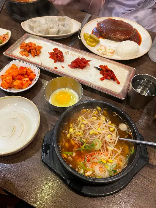 테이블에 차려진 다양한 음식들