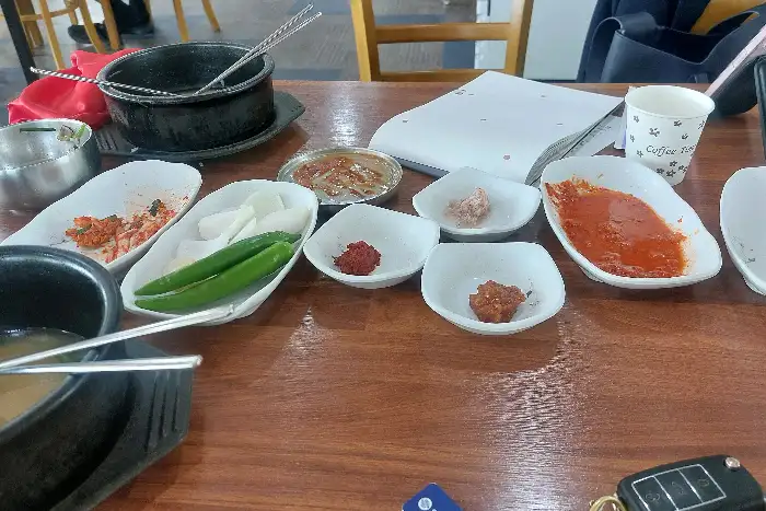 정갈하게 차려진 밑반찬들