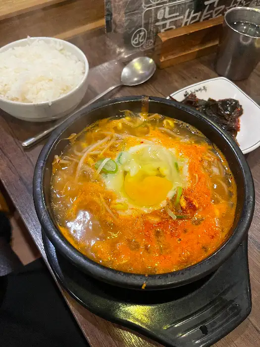 김이 모락모락 나는 콩나물국밥