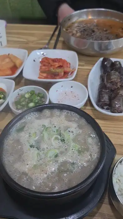 김이 나는 순대국밥 클로즈업 샷