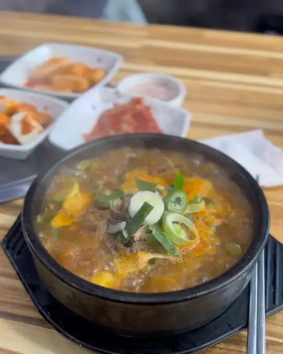 뼈해장국으로 보이는 메뉴, 건더기와 국물이 풍성해 보임
