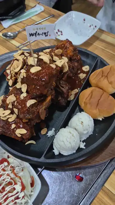 다진 마늘이 뿌려진 뼈구이 메뉴, 빵과 함께 제공됨