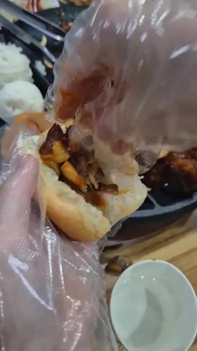 순대를 빵에 넣어 먹는 모습, 햄버거처럼 보임