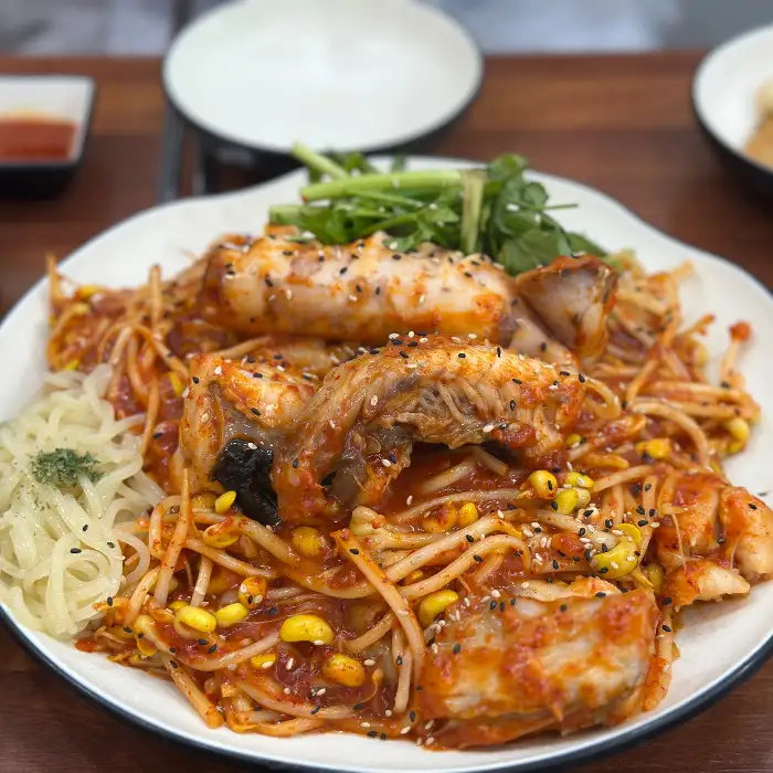 양념이 밴 아구찜과 밥