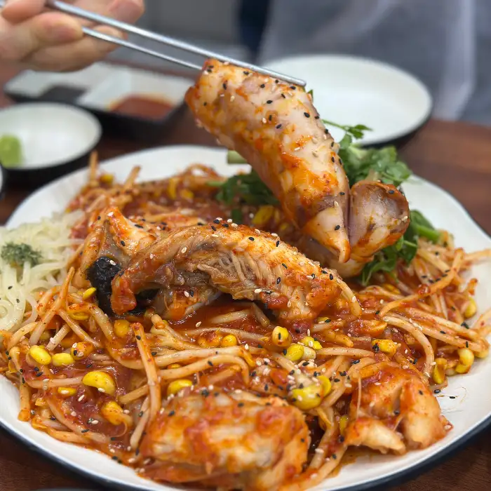 정갈하게 차려진 아구찜 한 상