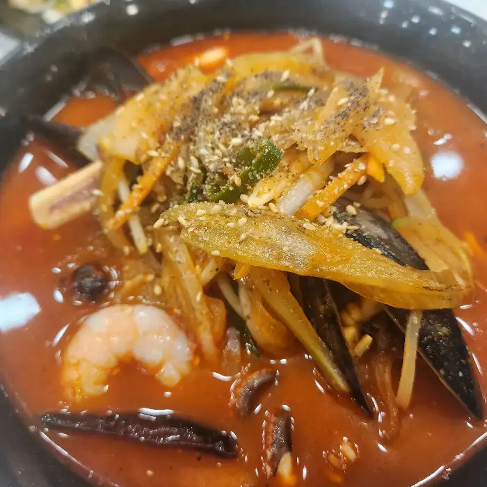 맛있게 끓여지고 있는 짬뽕 모습