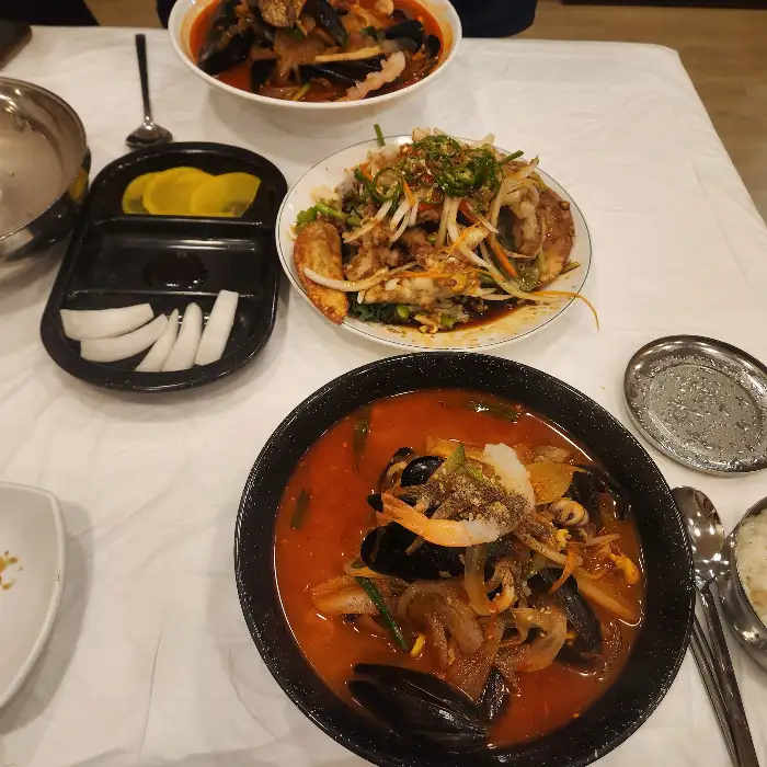푸짐한 해산물과 채소가 올라간 짬뽕 모습