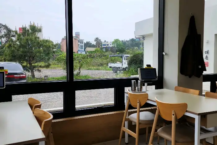 식당 내부와 창밖 풍경