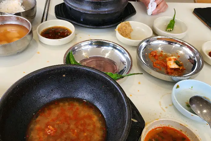해장국과 반찬들