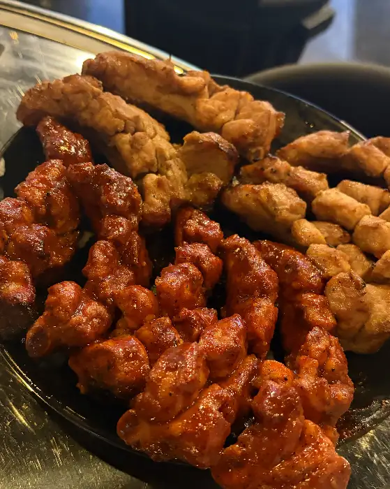접시에 담긴 양념 쪽갈비와 매운 쪽갈비