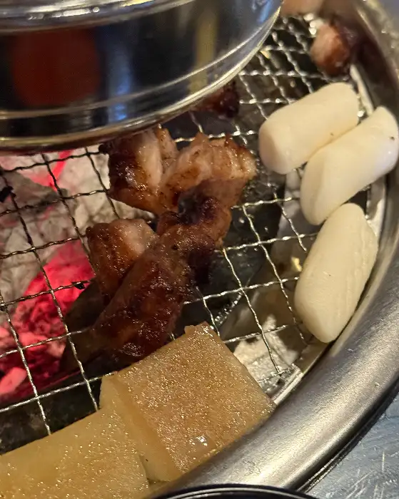 숯불 위에서 익고 있는 쪽갈비와 떡
