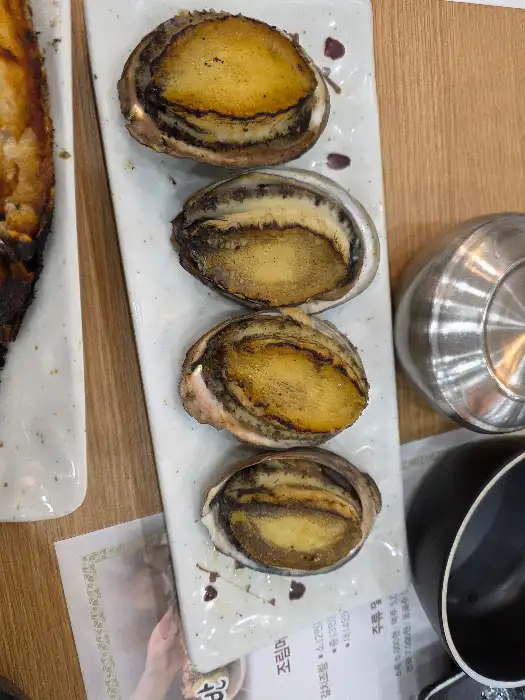 접시에 담긴 전복구이