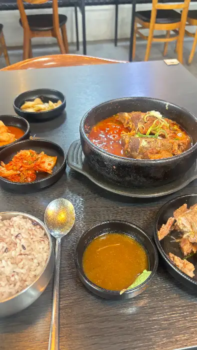 푸짐한 뼈해장국과 밑반찬이 세팅된 테이블 모습