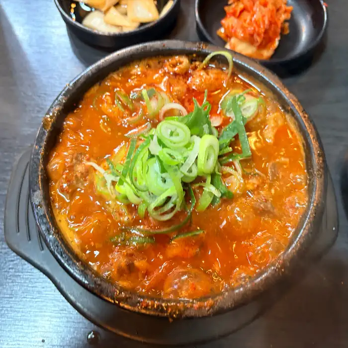 김이 모락모락 나는 뼈해장국 클로즈업 사진