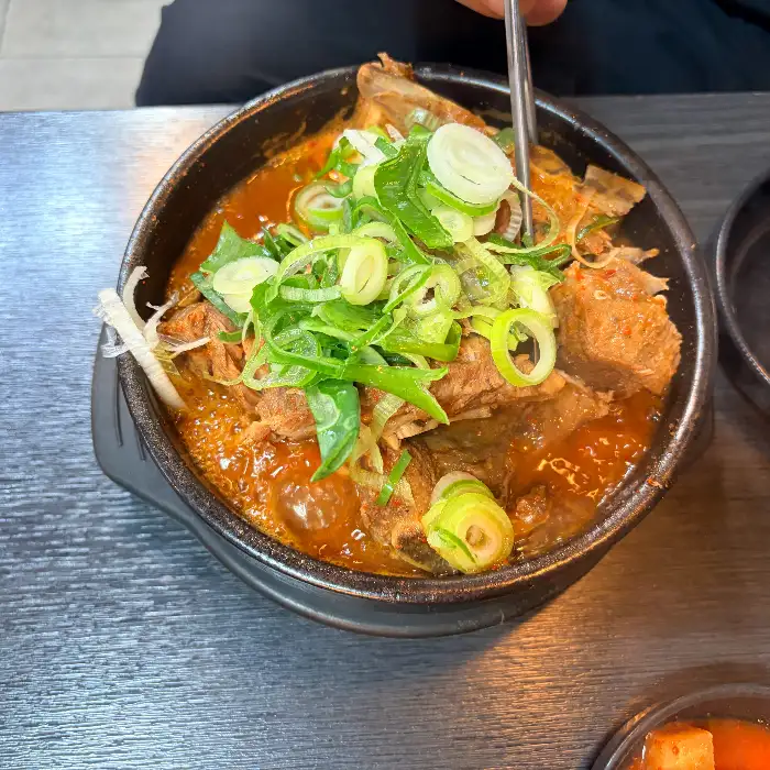뼈해장국과 밥, 그리고 여러 밑반찬이 함께 나온 한 상 차림