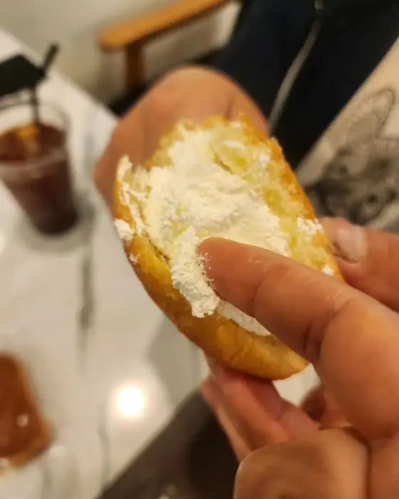 크림이 듬뿍 채워진 빵의 단면