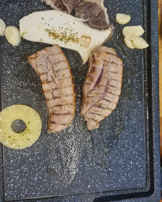 불판 위에 구워지는 고기