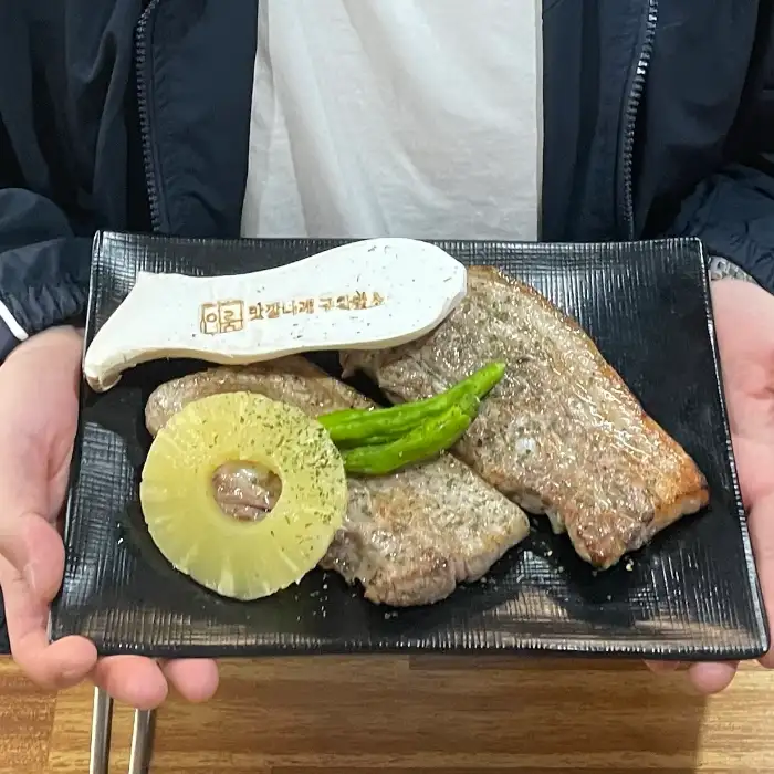 접시에 담긴 초벌된 고기