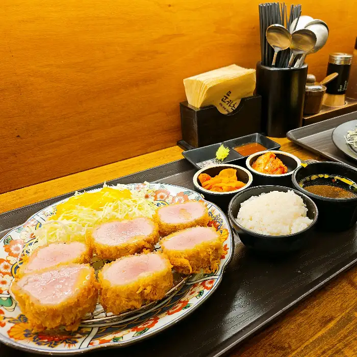 잘 차려진 돈까스 한 상