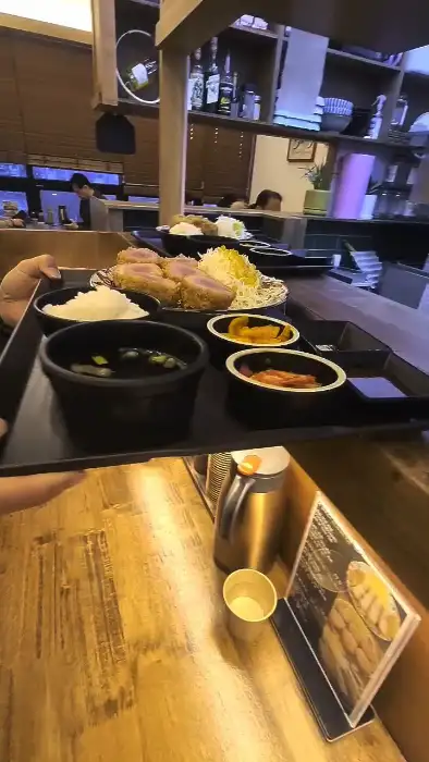 트레이에 담겨 나오는 푸짐한 식사