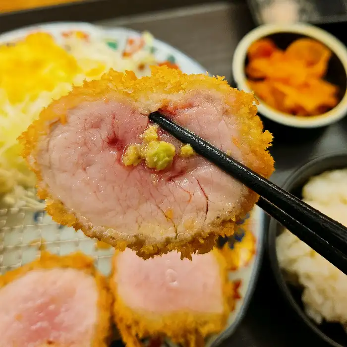와사비와 함께 집어든 돈까스 단면