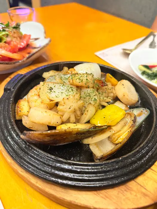 다양한 해산물 찜 요리