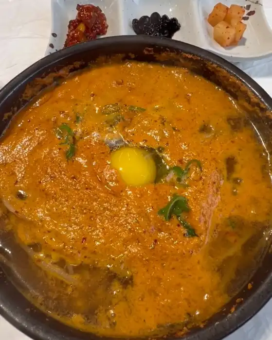 현대옥 콩나물국밥에 담긴 계란 노른자 모습