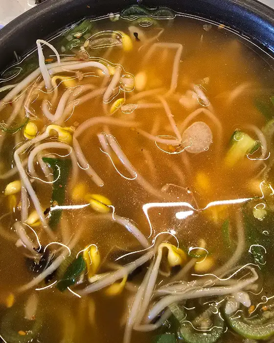 콩나물국밥에 넉넉하게 들어간 콩나물 모습
